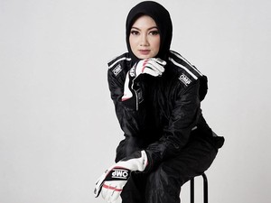 Pembalap Cantik Ini Ramai Dipuji Netizen karena Berhijab
