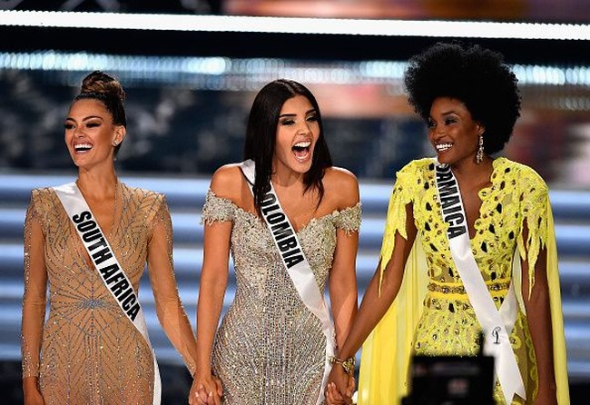  Tak lama, tiga besar Miss Universe 2017 diumumkan. Mereka adalah Kolumbia, Jamaika, dan Afrika Selatan. Foto: Getty Images