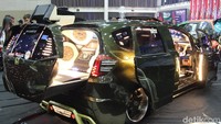Sebab katanya, jika tidak menambahkan panjang mobil, konsep elegan yang diusungnya tidak sempurna. Foto: Khairul Imam Ghozali