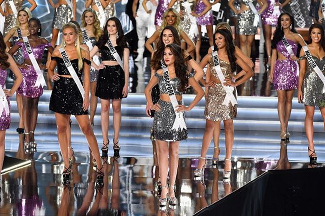  Saat memperkenalkan diri di awal acara, setiap kontestan memakai busana serupa yakni setelan metalik dengan varian warna silver, pink, dan hitam. Indonesia sendiri diwakili Bunga Jelitha yang merupakan pemenang Puteri Indonesia 2017. Foto: Getty Images