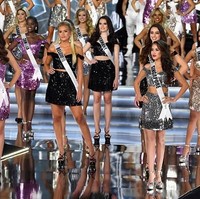  Saat memperkenalkan diri di awal acara, setiap kontestan memakai busana serupa yakni setelan metalik dengan varian warna silver, pink, dan hitam. Indonesia sendiri diwakili Bunga Jelitha yang merupakan pemenang Puteri Indonesia 2017. Foto: Getty Images