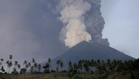 Aktivitas Gunung Agung, Bali masuk pada level Awas hingga saat ini. P. Christo/Reuters.