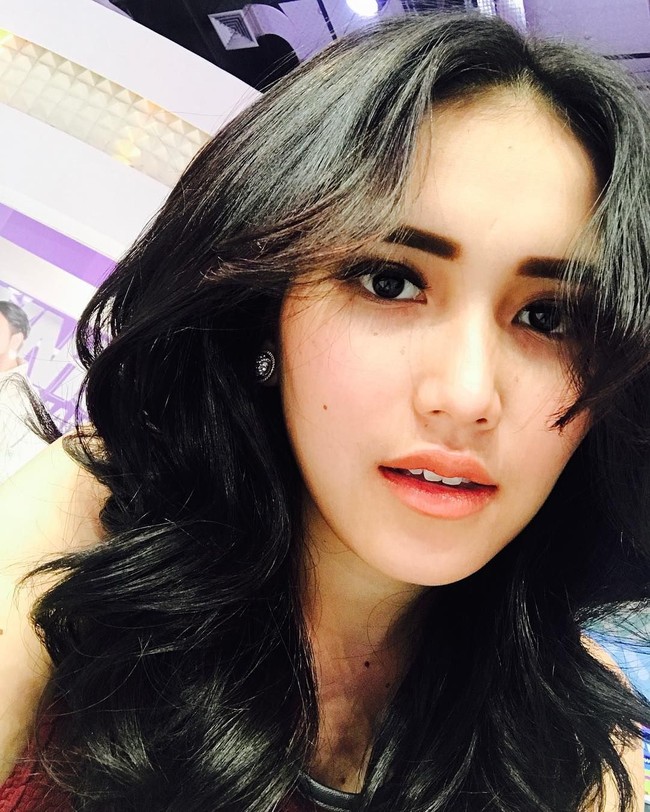 Ayu Ting-Ting memulai perjalanan pernikahannya dengan Henry Baskoro Hendarso saat usianya baru 21 tahun. Dari pernikahannya Ayu dikaruniai seorang putri bernama Bilqis. Siapa sangka setelah anaknya lahir ia bercerai. Sampai saat ini Ayu mengasuh Bilqis seorang diri. Foto: Instagram