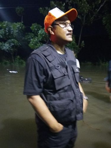 Gus Ipul di lokasi banjir Porong