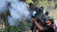 Polisi juga sempat mengeluarkan tembakan peringatan untuk mengusir penghuni gubuk (Foto: Dok. REUTERS/Anuwar Hazarika)