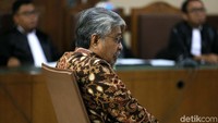 Gubernur Sulawesi Tenggara nonaktif Nur Alam mengajukan nota keberatan atau eksepsi dalam dakwaan perkara korupsi persetujuan izin usaha pertambangan kepada PT Anugerah Harisma Barakah (AHB). Nur Alam menilai perkaranya bukan ranah pengadilan Tipikor.
