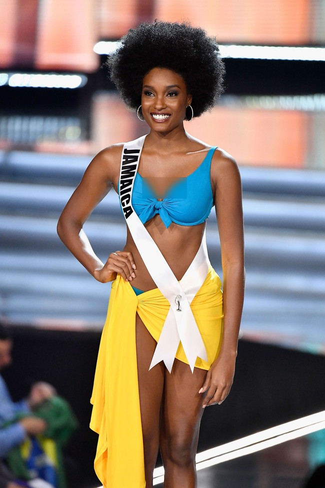 Davina Bennet mengenakan bikini top biru muda dan kain kuning sebagai paduannya. Foto: Dok. Getty Images