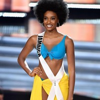 Davina Bennet mengenakan bikini top biru muda dan kain kuning sebagai paduannya. Foto: Dok. Getty Images