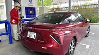 Hidrogen biasanya digunakan sebagai pengisi balon gas atau ban mobil. Tapi, ternyata hidrogen juga bisa dipakai untuk bahan bakar mobil lho. CNN.com/Istimewa.
