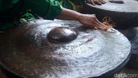 Usai dimandikan, Gong Sekati dan sejumlah alat musik gamelan, seperti bonang dan lainnya, digosok dengan abu dari batu bata dan serabut kelapa.