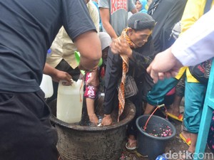 Warga Berebut Air Bekas Siraman Gong Sekati Cirebon