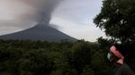 Gunung Agung Meletus Warga Tetap Berdagang dan Berkebun