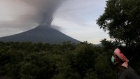 Warga melihat letusan Gunung Agung. Johannes P. Christo/Reuters.