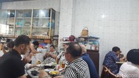 Sarapan khas Medan, salah satunya bihun bebek di Jalan Kumango 15. Sejak pukul 07.00 rumah makan tanpa nama sudah dipenuhi pengunjung. Foto: Odilia Winneke