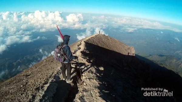 Foto: Perlu persiapan fisik yang prima untuk sampai ke puncak Gunung Agung. Dari atas puncak, kita bisa melihat lautan awan yang indah. (I Gede Leo Agustina/dTraveler) Foto: Perlu persiapan fisik yang prima untuk sampai ke puncak Gunung Agung. Dari atas puncak, kita bisa melihat lautan awan yang indah. (I Gede Leo Agustina/dTraveler)