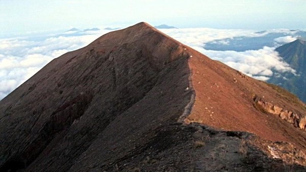 Foto: Gunung setinggi 3.142 Mdpl ini memang terhitung sebagai gunung berapi aktif. Meski tergolong aktif, tapi wisatawan bisa mendaki hingga ke puncaknya. (Dinan Nurhayat/dTraveler) Foto: Gunung setinggi 3.142 Mdpl ini memang terhitung sebagai gunung berapi aktif. Meski tergolong aktif, tapi wisatawan bisa mendaki hingga ke puncaknya. (Dinan Nurhayat/dTraveler)
