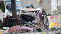 Mobil-mobil yang ada di dekat lokasi ledakan juga terkoyak. Foto: REUTERS/Stringer