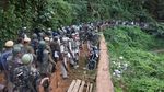 Jerit Tangis Warga India Saat Gubuknya Dihancurkan Polisi dan Gajah