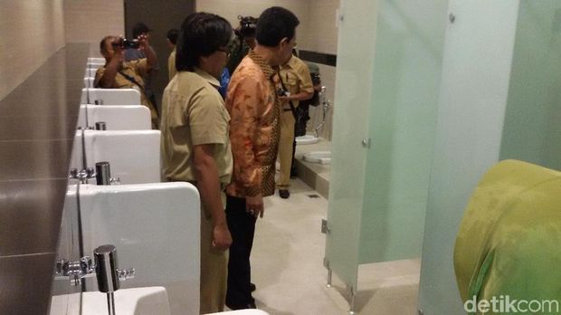 Sri Sultan HB X cek toilet bawah tanah di Jalan Senopati Yogyakarta. 