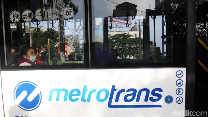 Uji coba bus Metrotrans rute Harmoni-Bundaran Senayan telah dilakukan. Bus ini rencananya akan menggantikan angkutan Metromini di Jakarta.