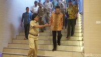 Gubernur DIY Sri Sultan Hamengkubuwana X mengecek proyek pembangunan toilet bertaraf internasional. Toilet bawah tanah yang berada di Jalan Panembahan Senopati ini dibangun dengan dana sebesar Rp 5,7 miliar.