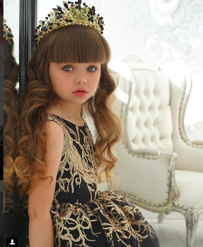 Anastasiya membuat kagum seluruh dunia karena memiliki wajah seperti boneka cantik yang hidup di dunia nyata. Banyak orang terkecoh dan menyangka bahwa gadis kecil asal Rusia ini hanyalah boneka. Foto: Instagram