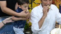 Terlihat Jan Ethes sedang disuapi durian oleh sang ayah, Gibran Rakabuming. Foto: Instagram Jokowipedia