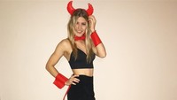Eugenie Bouchard juga jadi sensasi saat Hollowen lalu. Selain tampil dengan kostum ini dia juga muncul dengan bikini saat seolah-olah menjadi anggota Baywatch (Instagram @geniebouchard)
