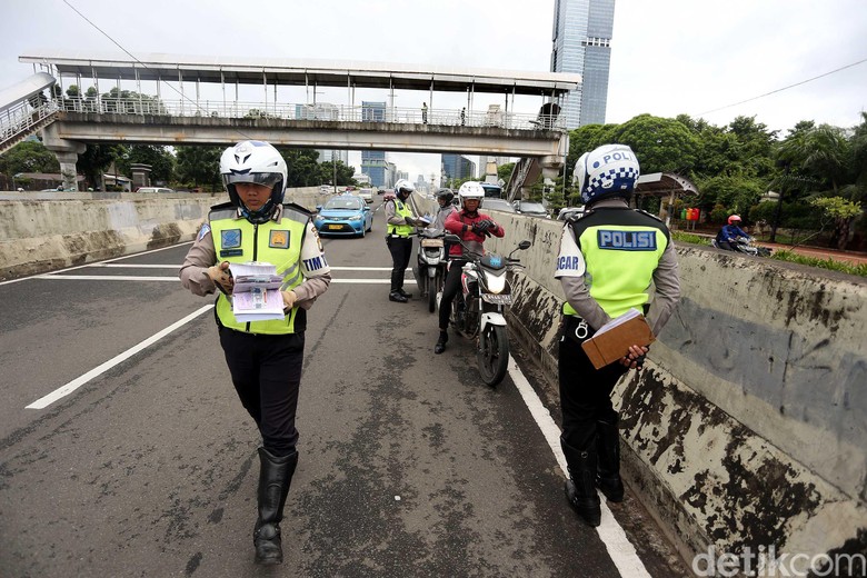 Ilustrasi: Polisi Tilang Pemotor yang Terobos JLNT Kasablanka. Foto: Rengga Sancaya Ilustrasi: Polisi Tilang Pemotor yang Terobos JLNT Kasablanka. Foto: Rengga Sancaya