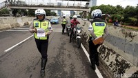 Polisi langsung menilang pengendara motor yang nekat melintasi JLNT Casablanca.