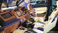 Dashboard dibikin aksen kayu dengan panel kayu Foto: Khairul Imam Ghozali