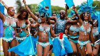Foto: Lain padang, lain belalang. Pada abad ke-18, Barbados adalah produsen gula terbesar, dan mereka biasanya merayakan akhir panen dengan sebuah festival. Meski bukan lagi eksportir utama, sebuah perayaan musim panen yang disebut Crop Over, telah menjadi bahan pokok pada kalender budaya. (Barbados Tourism Authority)