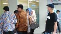 Akhirnya dia terlihat saat beranjak untuk masuk ke rutan. Foto: Tsarina Maharani/detikcom