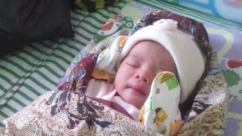 Miris Bayi  Perempuan Baru  Lahir  Ditinggal di Teras Rumah 