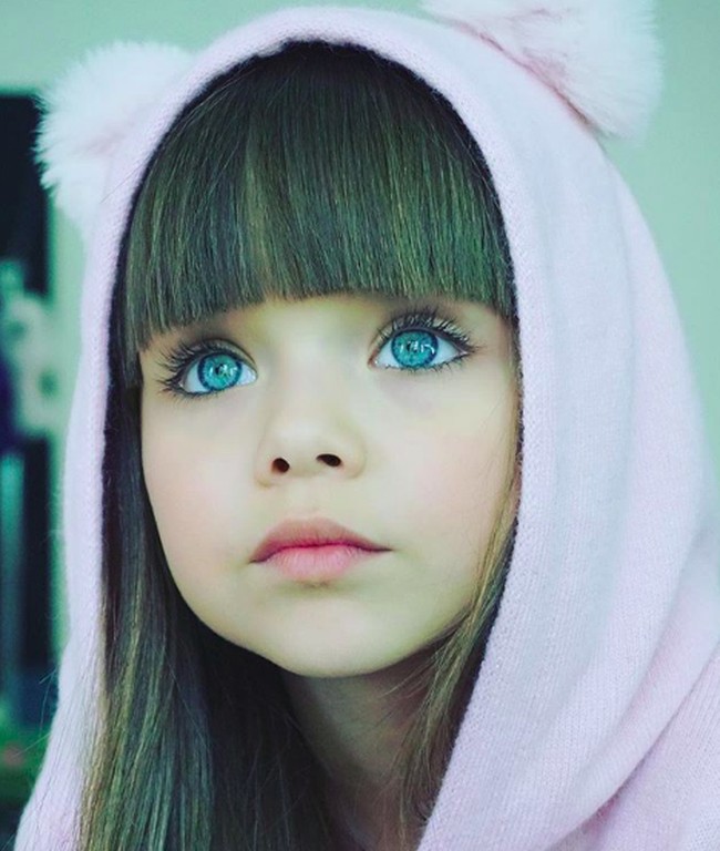 Selain mata birunya yang tajam dan menangkap perhatian siapapun, Anastasiya juga menawan dengan rambut panjang berwarna cokelat kemerahan.Foto: Instagram