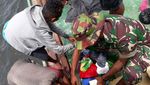 Prajurit Kostrad Selamatkan Korban Kapal Tenggelam di Perairan Maluku
