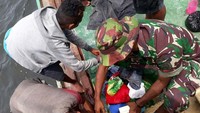 Rencananya para pekerja ini akan memasang Tower Telkomsel di Kabupaten Kepulauan Aru tepatnya di Desa Lorang, Manjau, Alagadang dan Irloi. Pool/Penkostrad.