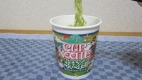 Nissin, pembuat mie instan populer di Jepang, selama ini sudah banyak membuat kreasi rasa mie. Mengusung nama green tea ramen: the Matcha Seafood Flavor Cup Noodle, produk cup noodle itu gunakan matcha dalam bumbunya. Dengan pelengkap mie berupa cumi-cumi, kol, daun bawang, telur dan wortel. Foto: Istimewa