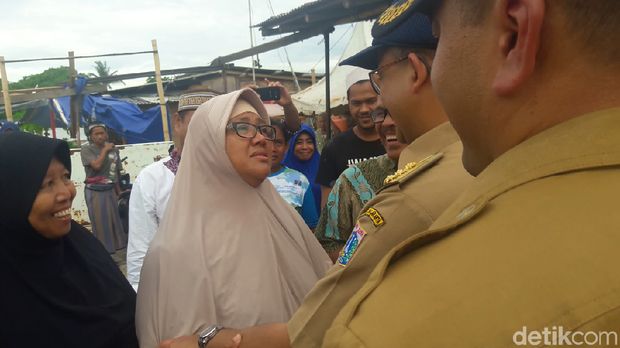 Salah seorang warga menyampaikan keluh kesah ke Anies.