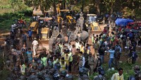 Tak hanya dengan gajah, pembongkaran dan penghancuran gubuk juga dengan menggunakan alat berat (Foto: Dok. REUTERS/Anuwar Hazarika)