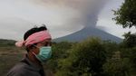 Gunung Agung Meletus Warga Tetap Berdagang dan Berkebun
