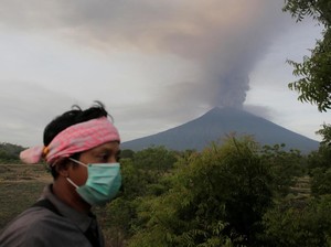 Gunung Agung Meletus, Bupati Karangasem Minta Warga Tetap Waspada