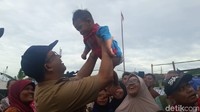 Anies pertama kali bertemu Muhammad Asa saat mengunjungi Kampung Akuarium pada 27 November 2017 lalu. Saat itu Anies dan rombongan berkunjung secara mendadak usai meninjau gorong-gorong di Tambora, Jakarta Barat dan kesiapan pompa air di Stasiun Pompa Air Pasar Ikan, Penjaringan, Jakarta Utara. (Foto: Denita Matondang-detikcom)