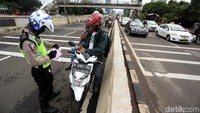 Polisi memberikan surat tilang.