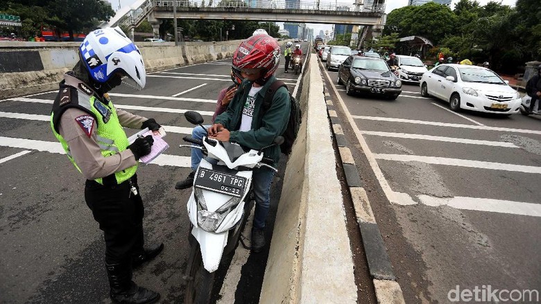 Polisi menilang pemotor yang terobos JLNT Kasablanka Foto: Rengga Sancaya Polisi menilang pemotor yang terobos JLNT Kasablanka Foto: Rengga Sancaya