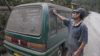 Mobil warga tertutup abu di kawasan Desa Sebetan, Karangasem (Foto: Dok. ANTARA Foto/Nyoman Budhiana)