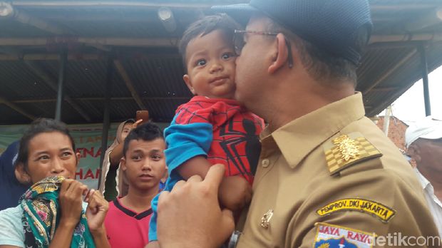 Anies mencium bayi bernama Asa.