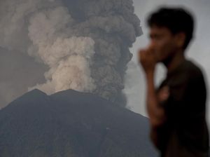 Gunung Agung Erupsi, Penutupan Bandara Bali Diperpanjang 24 Jam