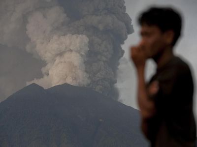 Melihat Dahsyatnya Semburan Abu Vulkanik Gunung Agung Hari ini