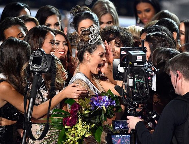 Afrika Selatan yang diwakili Demi-Leigh Nel-Peters menjadi pemenang Miss Universe 2017. Foto: Getty Images
